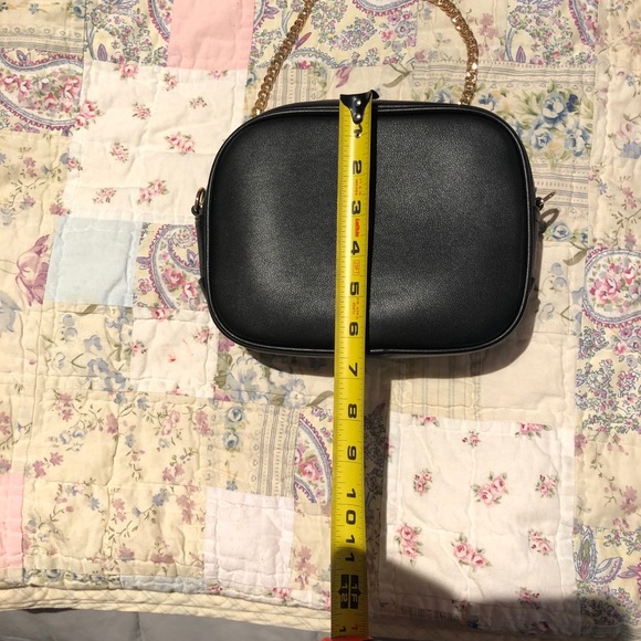 CROSS BODY  Classic chic MATTE BLACK The faux leather & gold chain bag - Picture 6 of 11